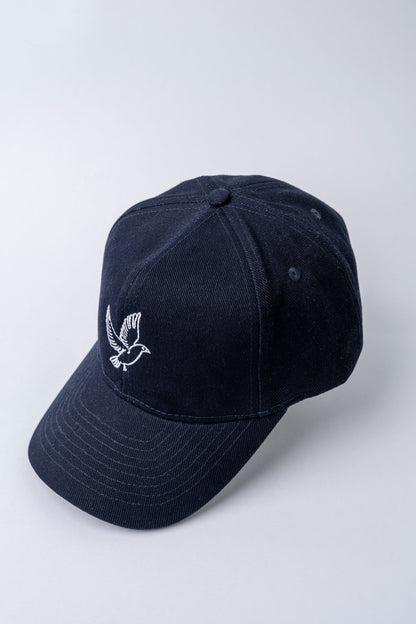Blaue Baseball-Cap in Marine Blau mit weißer Taube aufgestickt