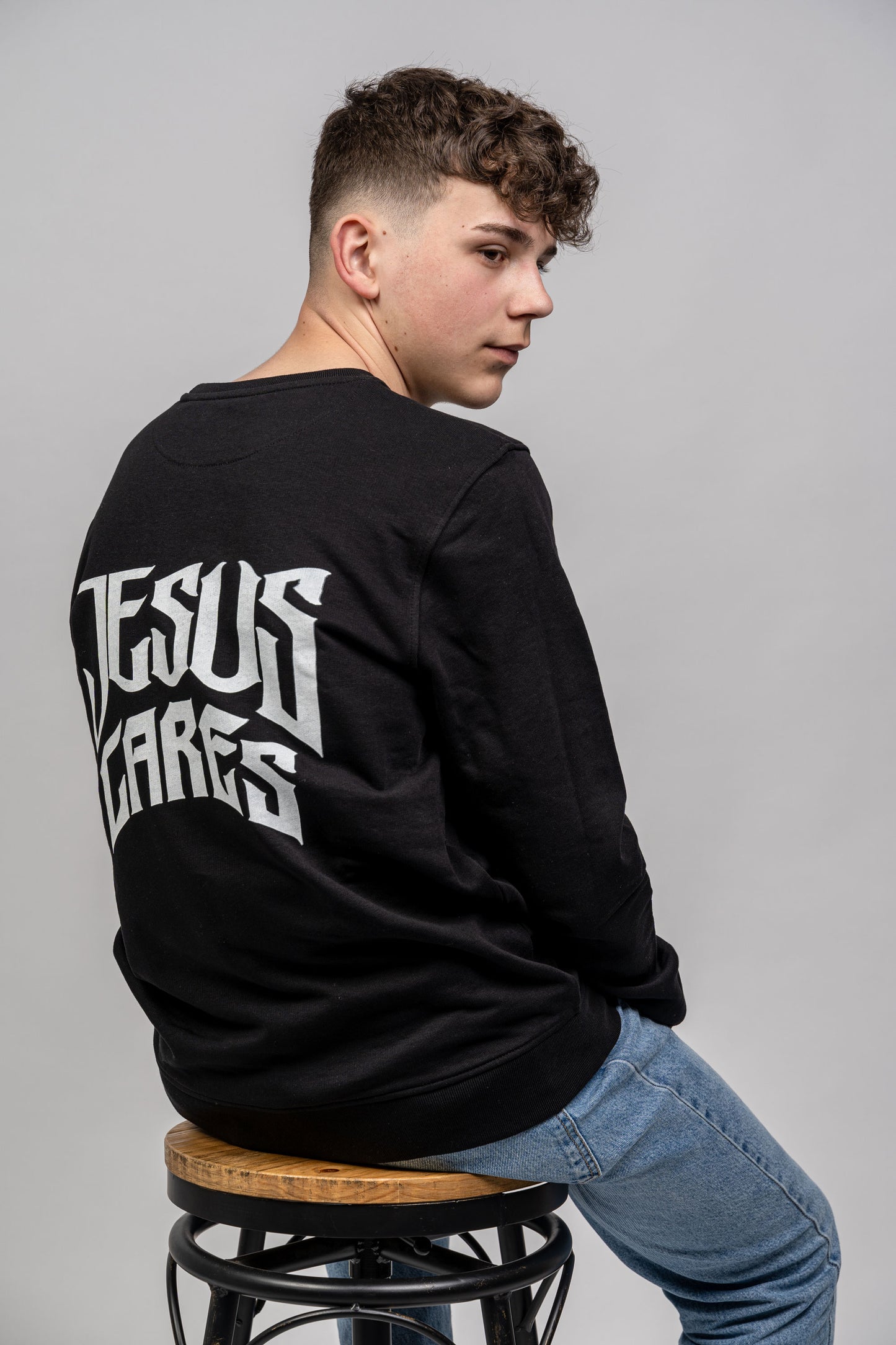 Christlicher Sweater in Schwarz mit weißer Aufschrift Jesus Cares